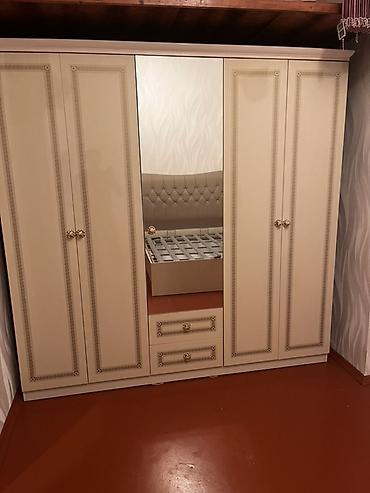 Klassik üslubda yataq otağı dəsti - 4 qapılı iri qarderob: ortada tam