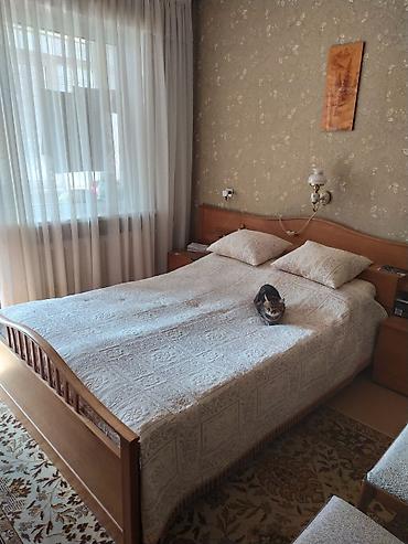 Продаю двухспальную кровать с двумя прикроватными