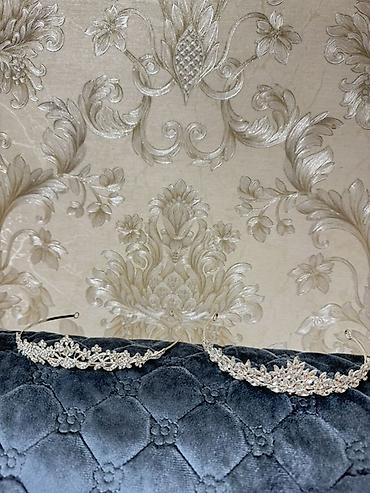 sac aksesuarları: Məhsul: Zərif saç diademləri (2 model) Xüsusiyyətlər: - Rəng: Gümüşü — 1