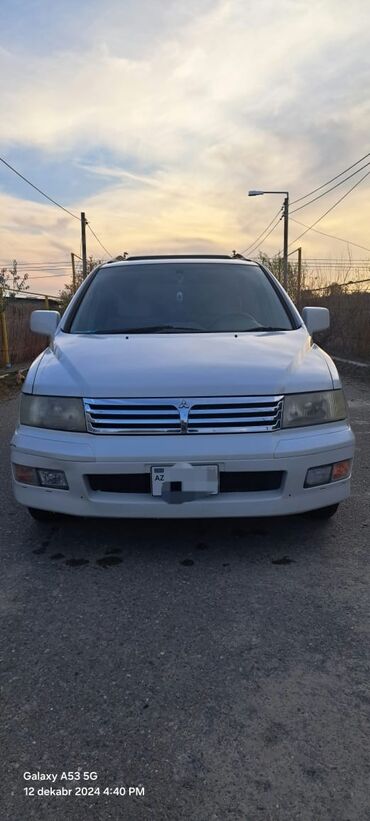 maşın zapı: Mitsubishi Chariot: 2.4 l | 2000 il 235543 km Van/Minivan