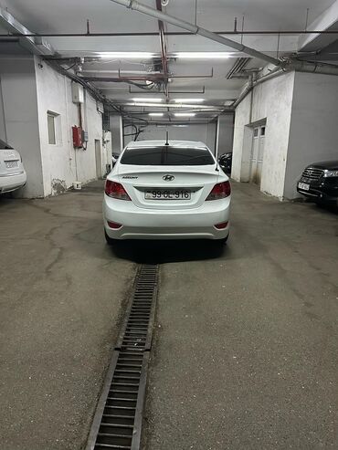 Hyundai: Hyundai Accent: 1.6 l | 2012 il Sedan