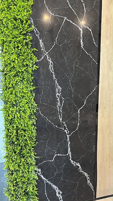 Digər divar panelləri: Kvars kompozit (engineered stone) səthlər – açıq bej-boz tonlarda — 13