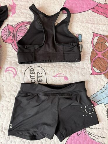 купить спортивный костюм: Qızlar üçün Decathlon idman dəsti – top və şort. cox az geyinilib