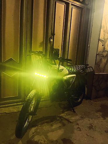 təkərlər r17: Moto-skuterlə şəhər və kənd yolları üçün praktik mini motosiklet. heç — 2