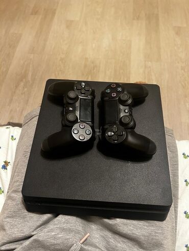 PS4 (Sony Playstation 4): Qara rəngli PlayStation 4 oyun konsolu və iki ədəd DualShock 4 oyun