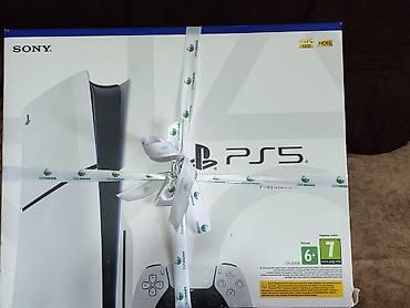 playstation isci: Sony PlayStation 5 (PS5) oyun konsolu. Qutunun üzərində göstərilən — 1