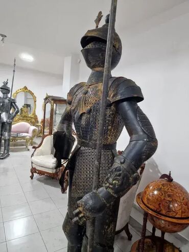 Other furniture: Vitez sa kopljem i štitom (visina 205 cm) ⚔️🛡️ Odlično stanje. 🏠