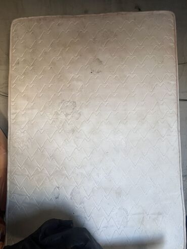 продаю матрацы: Матрас пружинный, стандартной высоты, светлый чехол с простёжкой