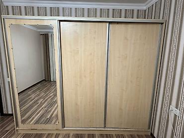 Шкафы-купе: Шкаф-купе из ЛДСП. Три раздвижные двери, одна с большим зеркалом — 1