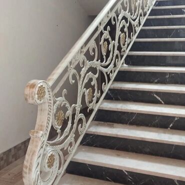 Pilləkən məhəccərləri: Ağ və qızılı rənglərdə olan bu dəmir pilləkən məhəccəri, evin — 11