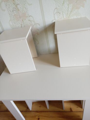 uşaq otağı üçün divar kağızları: Oğlan və qız üçün, Siyirməsiz, Yazı masası, Stullar ilə