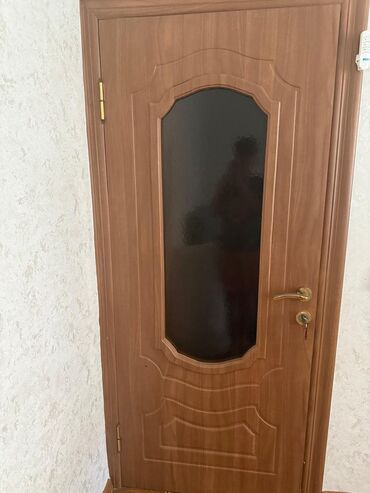 замок невидимка: Problemsiz Qəyvəyi rəngdə qapı qızılı qulp və kilid evin hər otağına
