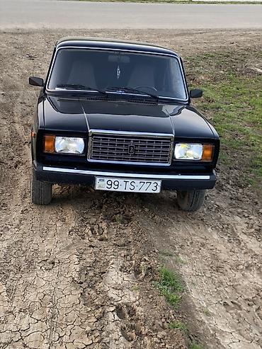 toklu radiator: LADA 2107 sedan – klassik dizaynlı, qara rəngdə. Xüsusiyyətlər: - — 3