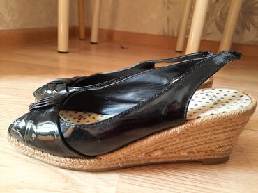 Туфли: Коллекция женских туфель различных стилей. Включает в себя туфли на — 9