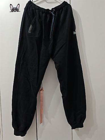 Crne trenerka pantalone (donoji deo) - Kroj: jogger/širi komforan na lalafo.rs Crne trenerka pantalone (donoji deo) - Kroj: jogger/širi komforan
