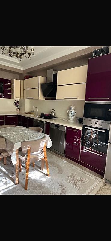 qaz skafi: Mətbəx mebeli dəsti – L formalı, bənövşəyi-bordo və krem rəng — 2