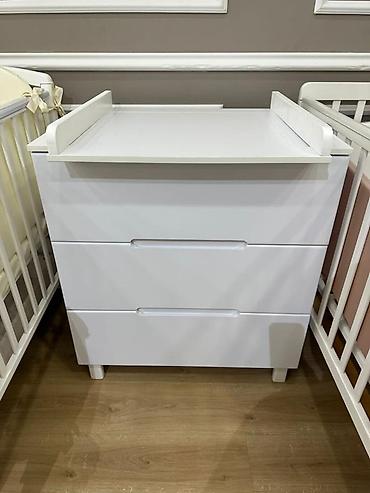 Белая детская мебель: овальная кроватка-трансформер + комод с