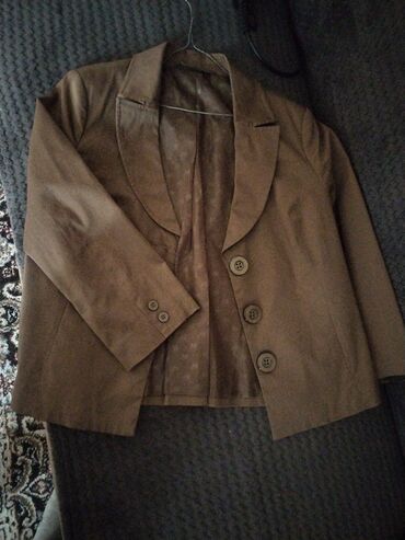 женские джинсовые юбки на пуговицах: Qadın üçün qısa kəsimli şokolad-qəhvəyi rəngdə bluzon/jaket. M razmer