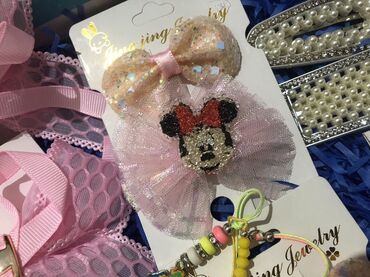 Saç aksesuarları: Uşaqlar üçün nəzərdə tutulmuş müxtəlif saç aksesuarları dəsti. Dəstə — 5