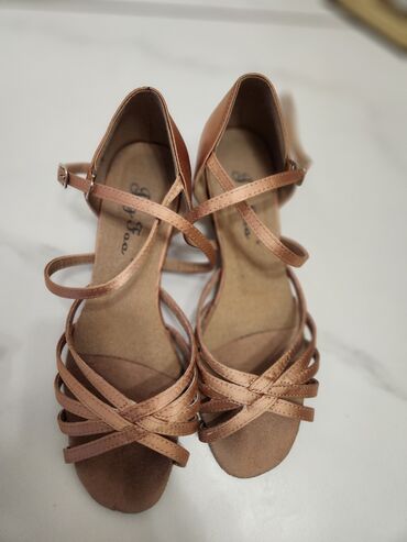 танцевальная обувь: Продаю танцевальные туфли 36 размера. Один раз одевали на выступление