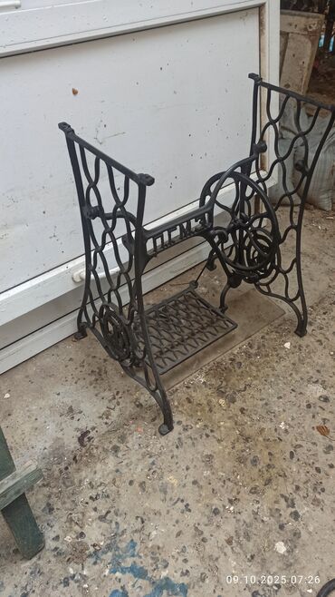 Qədim xalçalar: Döküm dəmirdən qədim tikiş maşınının pedallı altlığı - Material: ağır