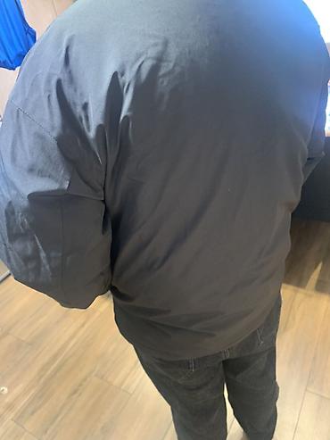 Куртки: Мужская утеплённая куртка, цвет тёмно‑серый/чёрный. Особенности: - — 3