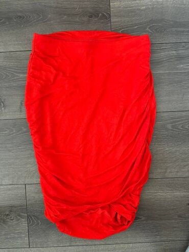 tifani suknje: H&M crvena pencil suknja, uz telo. Elastična je u pojasu
