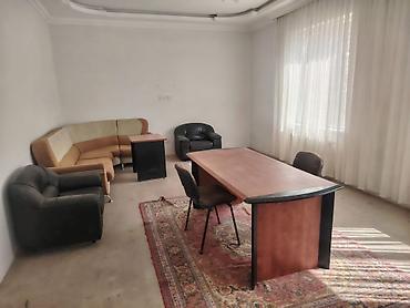 mezahir rustemov kucesi: Ev Zəngəzur restoranının yaxınlığında yerləşir. Ev 2 mərtəbəlidir. 2ci — 1