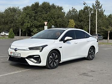 бампер на 220: GAC Aion S — запас хода 460 км полностью электрический седан в белом — 3
