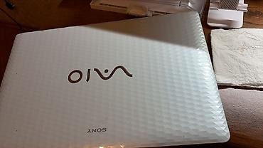 sony 2500: Sony VAIO noutbuk – ağ korpus, teksturalı qapaq dizaynı və tam ölçülü — 2