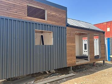 Konteynerlər: Modul tipli mobil ev – “tiny house” Xüsusiyyətlər: - Daşınan — 4