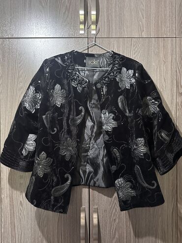 кожанный пиджак: Очень красивая жилетка/пиджак женский! Размер 46-52! Бархат с кожаными