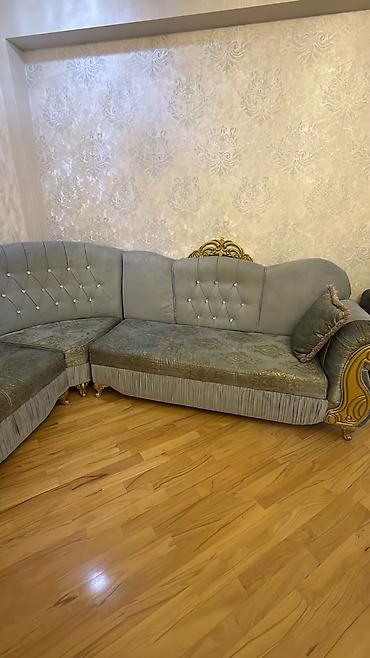 divarda kitab refleri: Kunc divan +jurnal masa əla vəziyətdə 
Unv xırdalan — 3