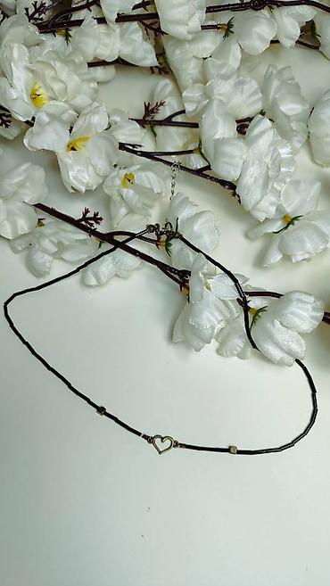 mona bags: Elegantna minimalistička ogrlica – crna perlica sa zlatnim detaljima — 1