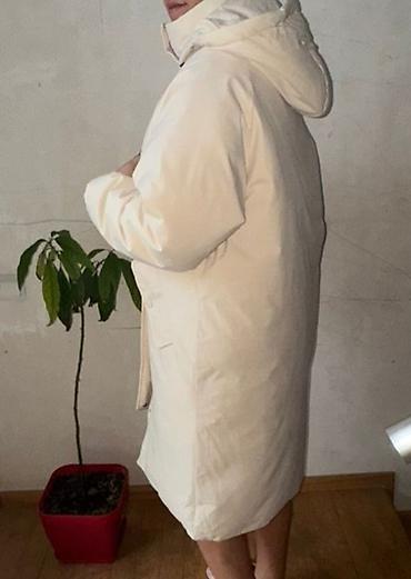 ağ palto: Ağ rəngli uzun şişmə palto - Model: kapüşonlu, dizə qədər uzunluq - — 4