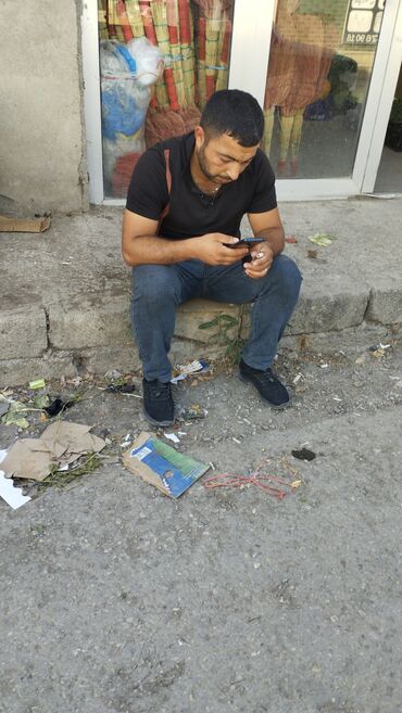 Yük maşınları üçün qoşqular: Bu şəkil, yük maşınının yanında dayanan bir kişini əks etdirir. Kişi