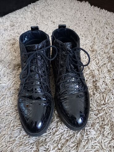 черная обувь: Кожанные легкие деми ботинки в хорошем состоянии
36 размер