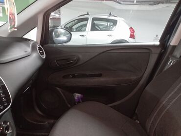 Fiat: Unutrašnjost automobila Fiat hečbek, sa tamnom unutrašnjošću i — 6