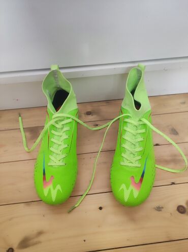 Ford: Məhsul: Futbol butsası (ştiftli) Rəng: Parlaq neon yaşıl, çoxrəngli