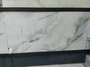 Kafel və metlax: Ağ və yaşıl damarları olan böyük ölçülü keramik plitə. Hamam, mətbəx