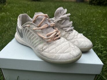 Кроссовки и спортивная обувь: Кроссовки Nike (2 пары) для зала/футзала.КАЖДАЯ ПО 1700 сомов,вообщем — 5