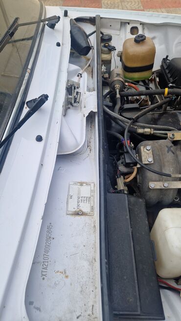 VAZ (LADA): VAZ 2107 sedan Xüsusiyyətlər: - Kuzov: 4 qapılı sedan, ağ rəng - — 21