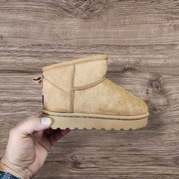 Ugg čizme: Ugg dečije čizmice crne krem kamel NOVO Novo Brojevi 35 do 36 fb — 2