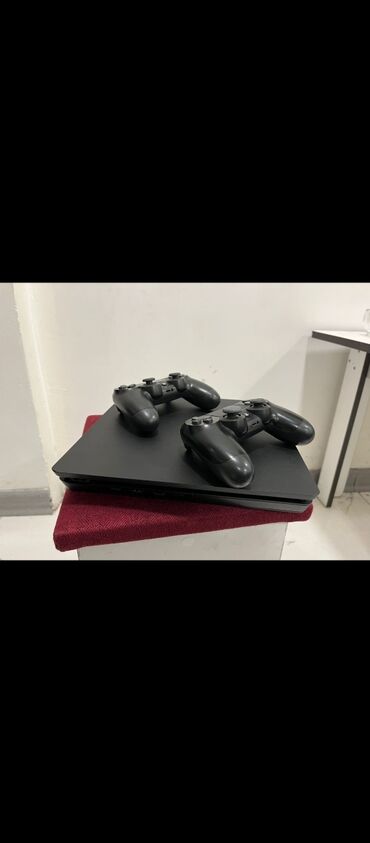 PS4 (Sony Playstation 4): Qiymət 270 manat üstündə 2 pult 3 disk verilir qiymət çox ucuzdu pul