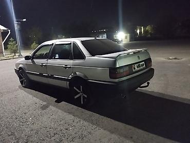 стария машина: Volkswagen Passat: 1989 г., Седан — 2
