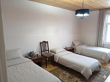 Otaqların günlük kirayəsi: HOSTEL/GÜNDƏLİK EV. AİLƏYƏ VERİLMİR ancaq kişilər (tələbələr — 3