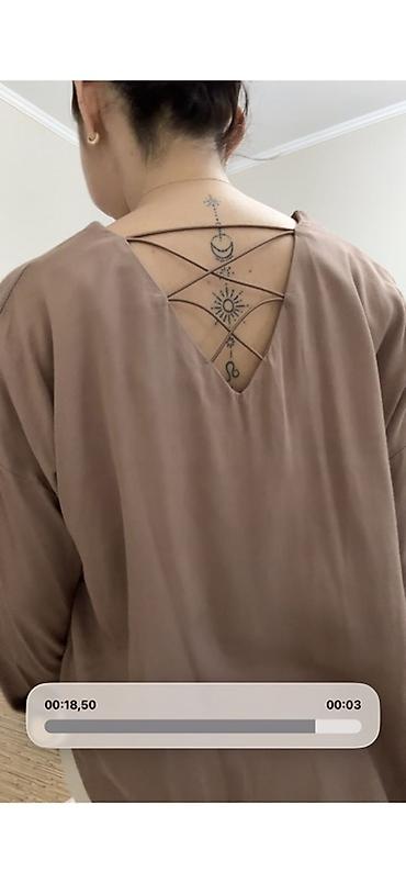 Блузки: - Универсальная база: сочетается с лонгсливами, свитерами и рубашками — 16