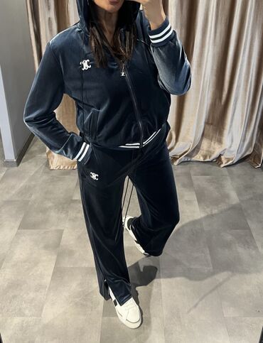 подростковый спортивный костюм: Продаю стильный спортивный костюм Celine.Цена окончательная