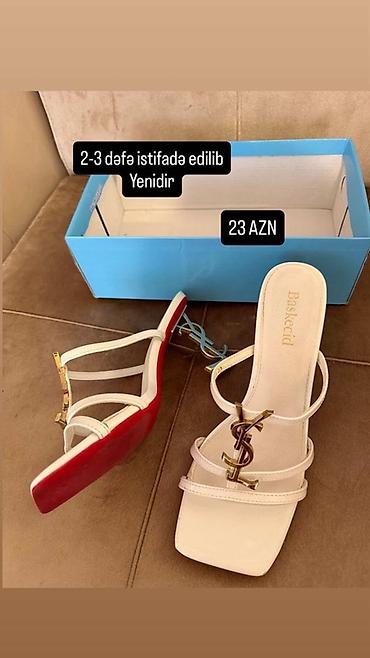 ysl ayaqqabi: - Ağ qadın sandaleti: açıq burunlu, kvadrat uclu, üç nazik qayışlı — 1