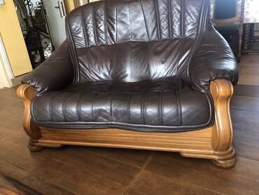 Sofe i kaučevi: Kožna dvosed fotelja sa drvenim ramom - Materijal sedenja/naslona — 2